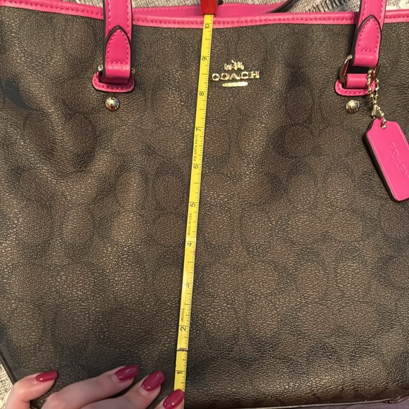 Medium Coach Shoulder Bag. - Picture 6 of 7